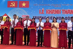 Lãnh đạo xã Vĩnh Lộc cùng đại biểu cắt băng khánh thành Trường Tiểu học Đồng Đen