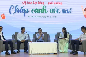 Trao học bổng “Chắp cánh ước mơ” cho 100 học sinh vượt khó