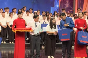 Trao 255 suất học bổng “Tiếp sức đến trường” cho tân sinh viên khó khăn