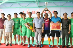 Ông Nguyễn Thanh Ngọc (áo trắng) - Phó Chủ tịch UBND tỉnh Tây Ninh trao thưởng cho đội vô địch hạng B.