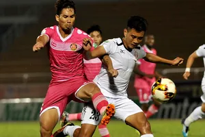 CLB Sài Gòn (trái) nếm mùi thất bại trong trận derby với CLB TPHCM. Ảnh: NGUYỄN NHÂN