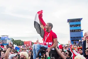 World Cup đã kết nối những con người xa lạ có chung tình yêu bóng đá lại với nhau. Ảnh: CNN