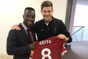 Naby Keita được thần tượng Steven Gerrard trao áo đấu.