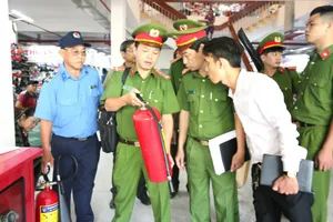 Lực lượng Cảnh sát PCCC kiểm tra an toàn PCCC  tại chợ Bình Tây (quận 6, TPHCM)