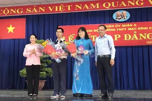 Lãnh đạo TPHCM tặng quà chúc mừng 2 đồng chí được kết nạp Đảng. Ảnh:thanhuytphcm