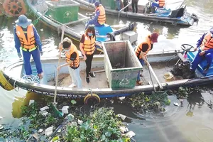 Việc xả rác thải bừa bãi ra môi trường đang gây áp lực  cho công tác thu gom và xử lý