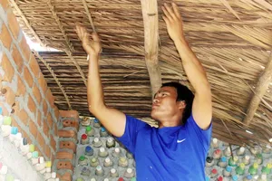 Nguyễn Lợi cất nóc cho homestay làm từ vỏ chai của mình