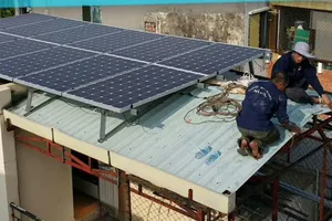 Lắp đặt tấm pin năng lượng mặt trời tại hộ dân