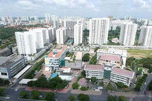 Bệnh viện và khu dân cư tại quận 7. Ảnh: CAO THĂNG