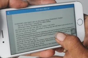 Người dân xem hóa đơn điện tử thanh toán tiền điện. Ảnh: THÀNH TRÍ 