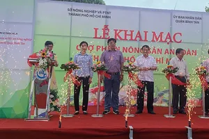 Khai trương Chợ phiên nông sản an toàn tại các quận 6 và Bình Tân