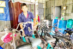 Tựu trường năm học 2019-2020, ông Giàu tặng khoảng 15 chiếc xe đạp cho học sinh nghèo