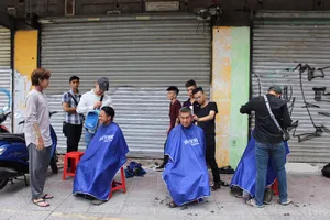 Tình người giữa nắng trưa