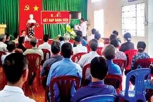 Buổi lễ kết nạp đảng viên là người có đạo ở phường Xuân Lập, TP Long Khánh, tỉnh Đồng Nai