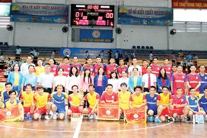 Ban lãnh đạo Công ty chụp hình lưu niệm  với 4 đội bóng tham dự giải