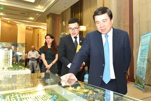 Chủ tịch UBND TPHCM Ngyễn Thành Phong xem một dự án địa ốc tại Hội thảo về nhà ở TPHCM. Ảnh: VIỆT DŨNG