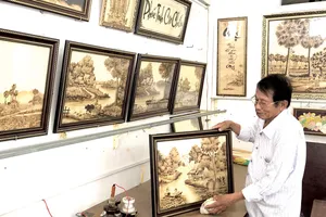 Nghệ nhân Võ Văn Tạng giới thiệu những bức tranh bằng lá thốt nốt