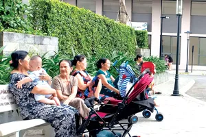 Sự can thiệp vào cách nuôi dạy trẻ của thế hệ trước cũng là  nguyên nhân khiến phụ nữ sau sinh thời nay chịu nhiều áp lực