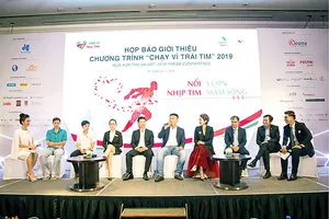 Ông Trương Quang Nhật - Phó Tổng Giám đốc Hòa Bình (thứ 2 bên phải) tham gia họp báo công bố chương trình