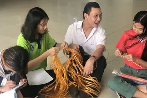 Phan Tích Thiện cùng các bạn trong giờ học nhóm