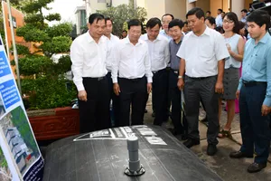 Phó Thủ tướng Chính phủ Trịnh Đình Dũng và Bộ trưởng Bộ NN&PTNT Nguyễn Xuân Cường tham quan các gian trưng bày sản phẩm phòng, chống hạn hán, xâm nhập mặn trong hội nghị ngày 03-01-2020 tại Bến Tre