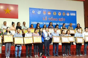 Bà Triệu Lệ Khánh, Phó Chủ tịch Ủy ban MTTQ Việt Nam TPHCM và ông Nguyễn Phương Đông, Phó Giám đốc Sở Công thương TPHCM, trao bằng khen cho các gia đình tiết kiệm điện cấp thành phố