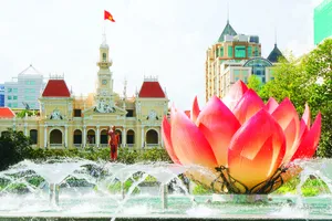 Đài phun nước nghệ thuật kết hợp âm nhạc đưa vào sử dụng ngày 31-10-2019 giúp người dân, du khách có thêm điểm đến thú vị khi vui chơi ở trung tâm TPHCM. Ảnh: HOÀNG HÙNG 