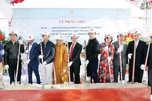 Các đại biểu thực hiện nghi thức động thổ  Dự án đầu tư xây dựng và kinh doanh hạ tầng kỹ thuật  khu công nghiệp Bá Thiện - Phân khu 1