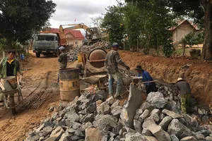 Thi công đường bê tông nông thôn tại các xã vùng đồng bào dân tộc thiểu số tại huyện Kbang