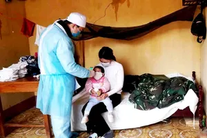 Bác sĩ tiến hành kiểm tra sức khỏe, đo thân nhiệt hàng ngày cho những công dân  từ Trung Quốc về, đang ở Trung đoàn 123