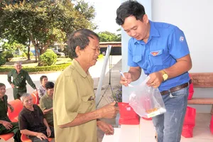 Bà con hộ nghèo xã Bù Gia Mập được khám bệnh, phát thuốc miễn phí