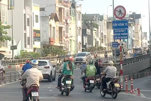 Dốc lên xuống cầu Kênh Tẻ không còn làn đường dành cho người đi bộ