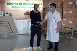 Người dân tặng Bệnh viện Bệnh nhiệt đới Trung ương 2.200 bộ trang phục bảo hộ và 60 thùng sữa.  Ảnh: HOÀNG NGUYỆT