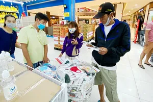 Khách hàng mua khẩu trang tại Trung tâm thương mại Aeon (quận Bình Tân). Ảnh: CAO THĂNG