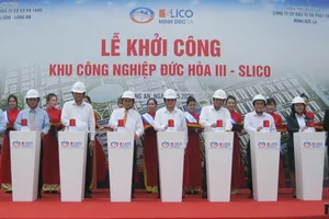 Nguyên Chủ tịch nước Trương Tấn Sang (thứ 5 từ trái sang) cùng lãnh đạo tỉnh Long An và đại diện các cơ quan bấm nút khởi công  KCN Đức Hòa III-SLICO