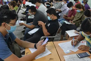 Người lao động đăng ký hưởng trợ cấp thất nghiệp  tại Trung tâm Dịch vụ việc làm TPHCM. Ảnh: VIỆT DŨNG