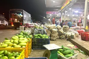 Một quầy hàng ở chợ đầu mối Dầu Giây