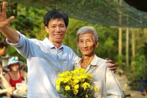 Đạo diễn Đặng Hồng Giang (trái) và người thờ dép cao su