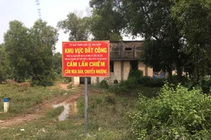 Chính quyền cắm bảng cấm đầu nậu chiếm dụng, phân lô bán nền đất công