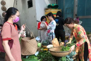 Phiên chợ bày đủ các món quê hút khách