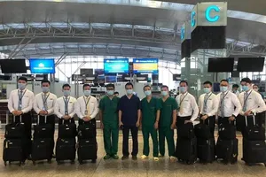 Phi hành đoàn và y, bác sĩ của Bệnh viện Bệnh Nhiệt đới Trung ương trên chuyến bay tới  Guines Xích đạo đón công dân Việt Nam mắc Covid-19 về nước