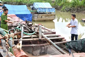 Tiền Giang: Xử lý 3 tàu khai thác cát trái phép