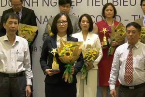 Đại diện Saigontourist Group (hàng đầu, thứ hai từ trái sang) nhận giải thưởng 