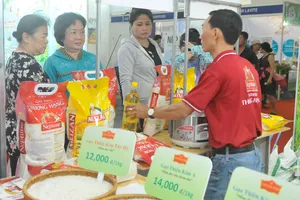 Mua hàng tại Hội nghị Kết nối cung cầu hàng hóa  giữa TPHCM và các tỉnh thành năm 2019. Ảnh: CAO THĂNG