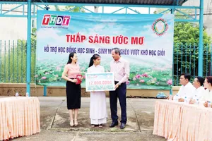 Trao học bổng “Thắp sáng ước mơ” giúp học sinh nghèo vượt khó học tập tại xã Mỹ Trà, thành phố Cao Lãnh, tỉnh Đồng Tháp