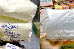 Các loại bột dùng để pha trà sữa không nhãn mác, không thương hiệu  được bày bán tại nhiều khu chợ trên địa bàn TPHCM