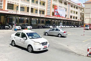 Thực hành lái ô tô tại Trường Cao đẳng nghề số 7, sáng 22-8. Ảnh: CAO THĂNG