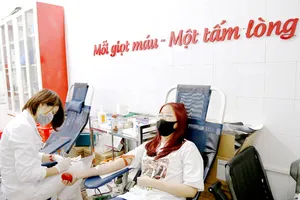 Bạn trẻ hiến máu tình nguyện tại điểm hiến máu nhân đạo 26 Lương Ngọc Quyến, Hà Nội  trong những ngày phòng chống dịch Covid-19