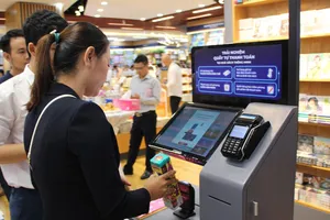 Bạn đọc mua sách và văn phòng phẩm sẽ có hệ thống tra cứu tự động và thanh toán dễ dàng