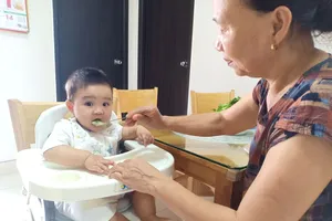 Hãy đưa trẻ vào nề nếp, cả trong ăn uống để tập cho con thói quen tốt sau này